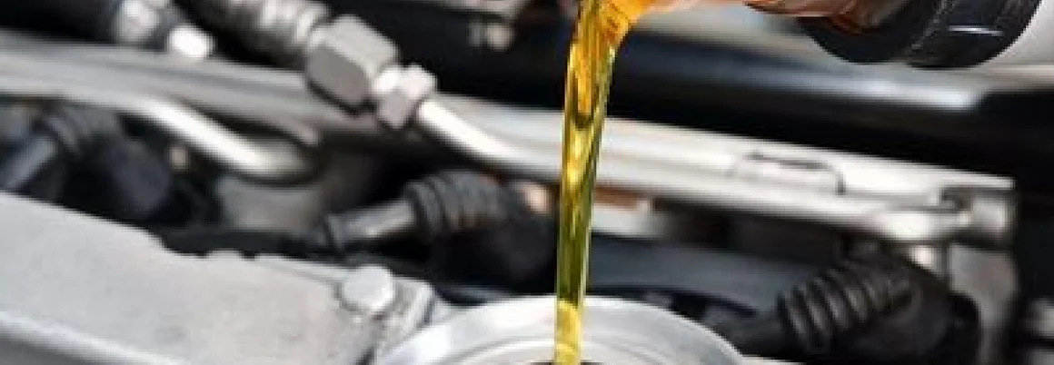 Motoröl wird in einen Motor gegossen.
